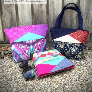 Puede incluir: Tres bolsas de tela de diferentes tamaños con un diseño de pie. Las bolsas están hechas de varias telas estampadas, incluyendo un estampado de mariposa, un estampado floral y un estampado geométrico. Las bolsas están etiquetadas "Small: 5.25"w x 5.75"h x 2"d (13cm x 15cm x 5cm)", "Medium: 6"w x 6.75"h x 2"d (15cm x 17cm x 5cm)" y "Large: 6.5"w x 7.5"h x 2"d (17cm x 19cm x 5cm)". El texto "Stand Up Clutch" está en la parte superior de la imagen.