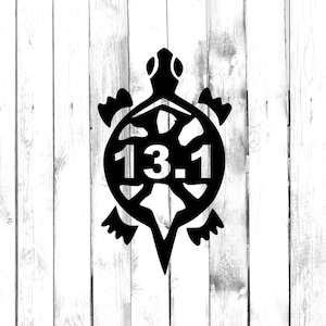 Pode incluir: Silhueta preta e branca de uma tartaruga com o número "13.1" dentro da carapaça.