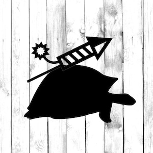 Può includere: Silhouette nera di una tartaruga con un razzo di fuochi d'artificio sopra. Il razzo è puntato a destra e ha una miccia accesa.