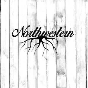 Könnte beinhalten: Schwarz-weiß Bild mit dem Wort "Northwestern" in Schreibschrift und einem stilisierten Wurzeldesign darunter. Der Hintergrund zeigt ein Muster aus weißen Holzplanken.
