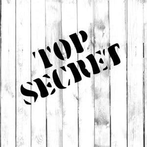 Puede incluir: Texto en blanco y negro sobre un fondo de madera blanca que dice "TOP SECRET".