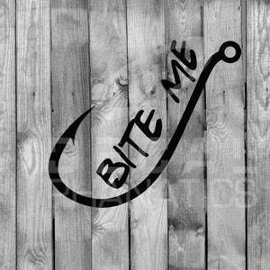 Könnte beinhalten: Schwarzweißbild eines Angelhakens mit dem Schriftzug "BITE ME". Der Haken befindet sich auf einem hölzernen Hintergrund.