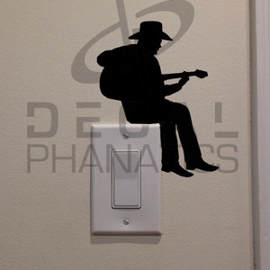 Cowboy che suona la chitarra sull'interruttore della luce (5,1"x4") - Decalcomania per la decorazione della camera da letto/della casa