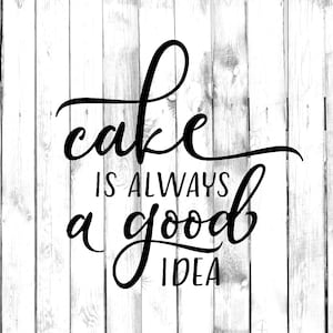 Op de afbeelding: Zwart-witte typografie op een houten achtergrond met de tekst "cake is always a good idea".