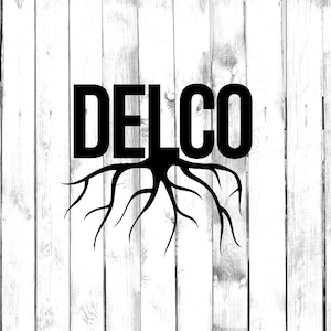 Peut inclure: Conception graphique en noir et blanc du mot "DELCO" avec des racines qui poussent du bas des lettres.