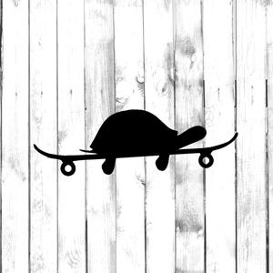 Può includere: Una silhouette nera di una tartaruga che cavalca uno skateboard. La tartaruga è rivolta a destra e ha le gambe e la testa estese. Lo skateboard ha ruote a entrambe le estremità.