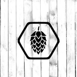 Puede incluir: Ilustración en blanco y negro de un cono de lúpulo dentro de un marco hexagonal. El cono de lúpulo es un símbolo de la elaboración de cerveza y la cerveza.