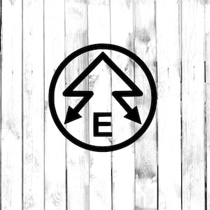 Puede incluir: Símbolo en blanco y negro con una flecha apuntando hacia arriba y la letra "E" en el centro. El símbolo está dentro de un círculo.