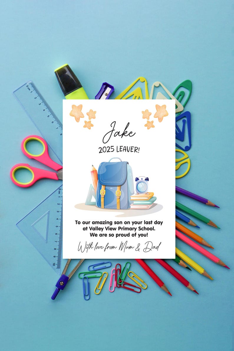 Op de afbeelding: Een gepersonaliseerde kaart voor Jake, een afgestudeerde in 2025, met een blauwe rugzakillustratie, potloden en tekst. De kaart is omgeven door schoolspullen zoals scharen, linialen en paperclips op een blauwe achtergrond.
