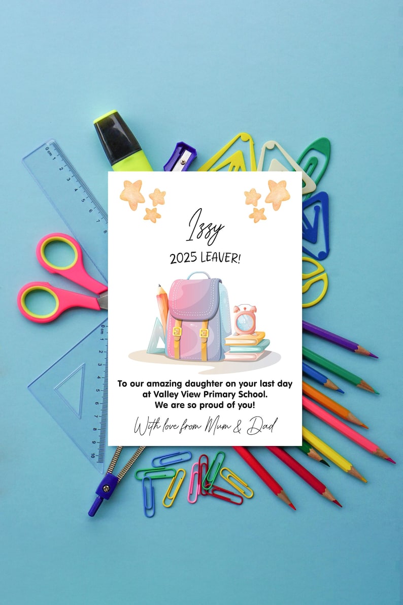 Op de afbeelding: Een wenskaart voor "Issy" met de tekst "2025 LEAVER!" en een schoolthema-illustratie. De kaart is omgeven door schoolbenodigdheden zoals potloden, scharen en paperclips op een blauwe achtergrond.