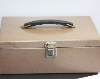 Caja de almacenamiento de metal antigua. Caja para documentos. Sin llave. Rockaway Metal Prod. Corp. Inwood, LI. N. Y. Decoración industrial. Sin abolladuras. Excelente estado.