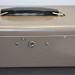 VINTAGE STEEL FIRE PROOF CASH BOX ROCKAWAY METAL PRODUCTS CORP/ NO KEY