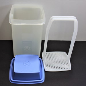 Vintage Tupperware pickle-behållare. 3-delat Pick-a-Deli-set. Genomskinlig behållare, blått lock och vit insats. Ren. I gott skick. Sällsynt fynd.