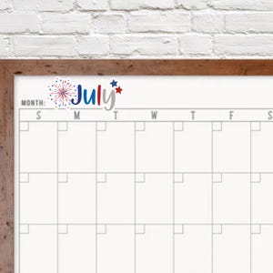 Puede incluir: Un calendario blanco de borrado en seco con un encabezado de julio que presenta un fuego artificial rojo, blanco y azul y estrellas. El calendario tiene los d&iacute;as de la semana etiquetados como S, M, T, W, T, F, S.