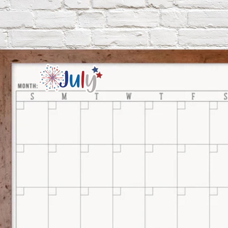 Puede incluir: Un calendario blanco de borrado en seco con un encabezado de julio que presenta un fuego artificial rojo, blanco y azul y estrellas. El calendario tiene los d&iacute;as de la semana etiquetados como S, M, T, W, T, F, S.