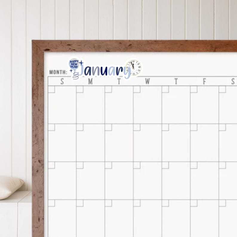Puede incluir: Un calendario blanco de borrado en seco con un marco de madera marr&oacute;n. El calendario est&aacute; etiquetado como "Enero" con un reloj y un globo que dice "Feliz A&ntilde;o Nuevo". El calendario tiene los d&iacute;as de la semana etiquetados como S, M, T, W, T, F, S.