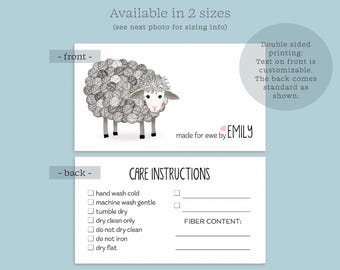 Könnte beinhalten: Doppelseitige Karte mit einer Schafillustration. Die Vorderseite zeigt ein grau-weißes Schaf mit dem Text "made for ewe by EMILY". Die Rückseite enthält Pflegehinweise und Platz für den Fasergehalt.