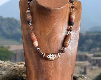 Oude agaatketting met gebloemde stenen hanger – aardse elegantie in warme tinten