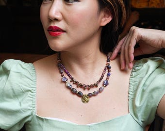 Mystic Violet Heritage-ketting – Charoiet • Oude amethist • Messing bedelhanger