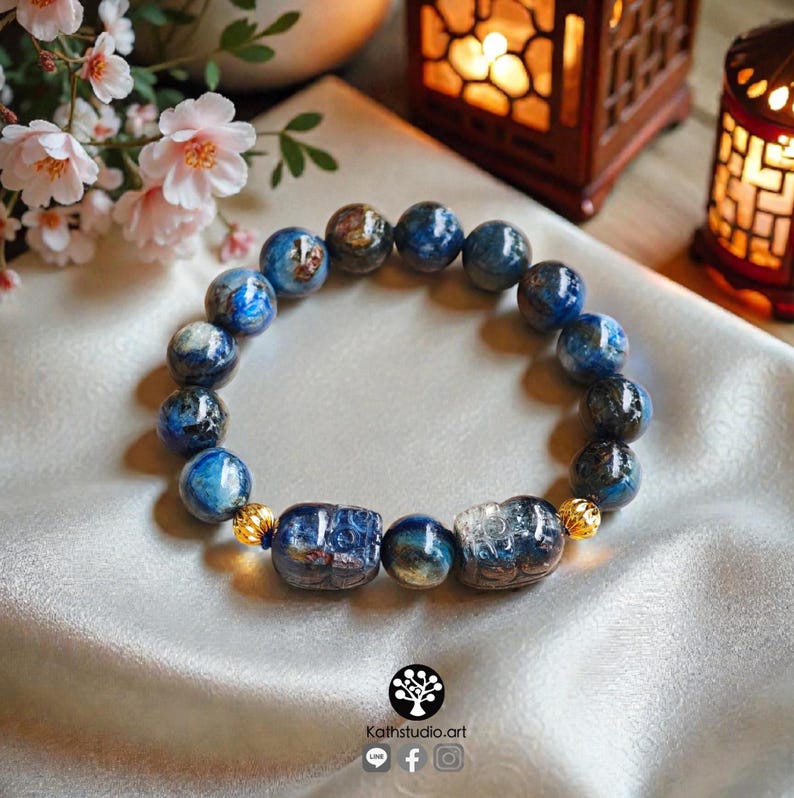 Bracciale con perline di cianite, Notte stellata di Van Gogh, ciondolo Pi Xiu intagliato a mano, dettagli placcati in oro. immagine 1
