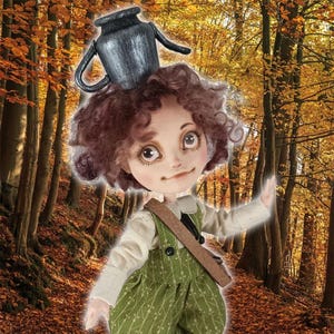 Könnte beinhalten: Eine skurrile Puppe mit lockigem braunem Haar und einem bemalten Gesicht, die ein grün gemustertes Outfit und einen kleinen schwarzen Krug auf dem Kopf trägt. Die Puppe hat eine braune Umhängetasche und steht vor einem Hintergrund eines Herbstwaldes.