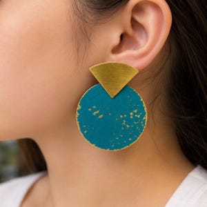 Turquoise Horizon – Handgemachte Statement Ohrringe aus Messing, Türkis Patina Scheiben Ohrringe, moderner Geometrischer Schmuck, Handwerker Geschenk für Sie