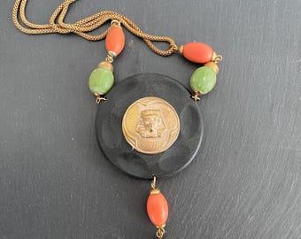Collar con colgante vintage de estilo renacimiento egipcio, medallón de esfinge, joya de plástico antigua y única.