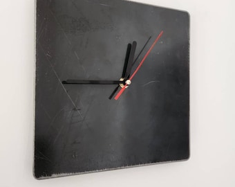 Reloj cuadrado de acero en bruto / Reloj de metal minimalista industrial / Arte de pared hecho a mano en el Reino Unido