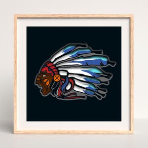 Puede incluir: Una impresión enmarcada que presenta una ilustración estilizada del tocado de un jefe nativo americano. La obra de arte muestra una vista de perfil con una cara marrón, un tocado rojo y azul, y plumas blancas y azules sobre un fondo azul oscuro.