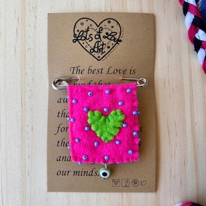 Adorable pin rosa de amor. Un regalo perfecto para un amigo. Este pin sirve como símbolo de protección para tu ser querido.