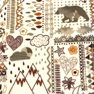 Pode incluir: Um tecido estampado com um desenho repetitivo de montanhas, ursos, corações, flores e folhas em tons de castanho, cinza e laranja sobre um fundo branco. O desenho inclui formas geométricas e orgânicas.