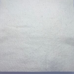 K&ouml;nnte beinhalten: Ein quadratisches St&uuml;ck wei&szlig;es Papier mit einer strukturierten Oberfl&auml;che.