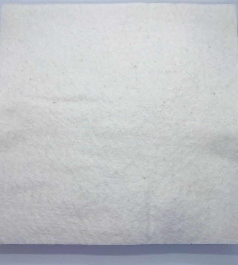 K&ouml;nnte beinhalten: Ein quadratisches St&uuml;ck wei&szlig;es Papier mit einer strukturierten Oberfl&auml;che.