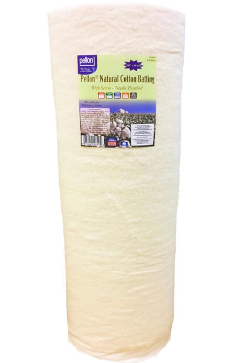 K&ouml;nnte beinhalten: Eine Rolle wei&szlig;e Pellon Natural Cotton Batting, ein N&auml;h- und Bastelzubeh&ouml;r. Das Etikett lautet "Pellon Natural Cotton Batting, Wash Secure - Needle Punched".