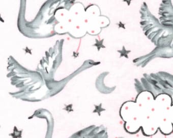 Tela de franela de algodón Celeste Swan Clouds Magic Moon O Tela de franela precortada Swans and Clouds Magic Moon, Luna, Estrellas, Rosa