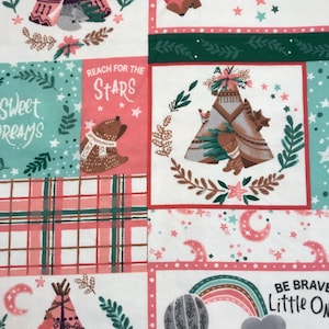 Pode incluir: Um tecido de patchwork com vários desenhos. O tecido inclui tendas, ursos, raposas em balões de ar quente, arco-íris, estrelas e elementos florais. O texto inclui "Sweet Dreams", "Reach for the Stars" e "Be Brave Little One". A paleta de cores é suave, com rosas, verdes e azuis.