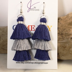 Dallas Cowboys 3-laags marineblauwe en zilveren oorbellen met kwastjes, oorbellen met franje, oorbellen voetbalwedstrijd, Cowboys-sieraden, marineblauw en zilver