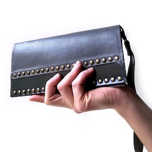 Cartera de mano de cuero con forma de muñeca, billetera para teléfono celular gris con tachuelas como regalo de cumpleaños número 30 para ella