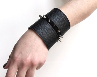 Schwarze Leder Manschette Armbänder für Damen als Gothic Schmuck, Punk Armband oder Punk Schmuck Damen