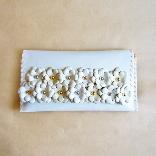 Weiße Braut-Clutch mit Blumen, Hochzeit Clutch, Braut-Clutch, Brautjungfer Taschen, weiße Lederarmband Clutch, florale Clutch-Ledertaschen