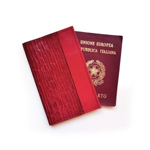 Porta pasaporte de cuero rojo o billetera para pasaporte, billetera de viaje como regalo de larga distancia 1
