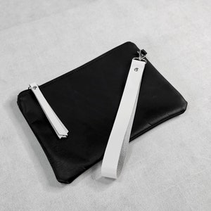 Bolso de mano o cartera de piel en blanco y negro