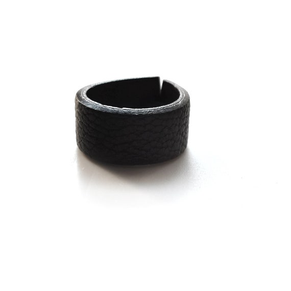 Anillo de cuero para hombre o banda de cuero como joyeria oscura anillo unisex banda negra anillos contemporaneos como joyeria gotica Etsy Espana