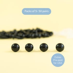 以下が含まれることがあります： 黒いハンドルと太字の黒いフォントで「But First, Coffee」というテキストが入った白いセラミックマグ。マグカップはニュートラルな背景に置かれ、シンプルなデザインを際立たせています。