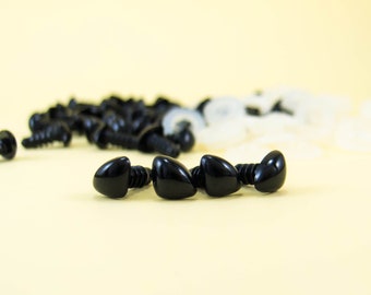 10mm x 8mm schwarze dreieckige Sicherheitsnasen aus schwarzem Plastik - 10, 20 oder 50 Stück -- für Amigurumi Spielzeug, Kuscheltiere, Teddybären