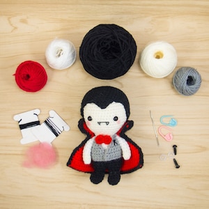 Amigurumi Vampier Haakpakket - Maak je eigen pluche Dracula voor Halloween, als huisdecoratie of als cadeau -- Mr K the Vampire