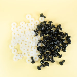 Puede incluir: Un gran surtido de ojos de seguridad de pl&aacute;stico negro y blanco para manualidades. Los ojos son de varios tama&ntilde;os y vienen con arandelas.