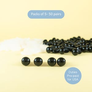 Puede incluir: Ojos de seguridad de plástico negro para manualidades. La imagen muestra una colección de ojos negros y redondos con respaldos atornillables. El texto de la imagen dice "Packs of 5- 50 pairs" y "Duties Pre-paid for USA".