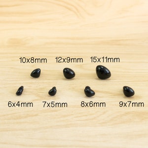 Może przedstawiać: Zestaw czarnych plastikowych oczu bezpieczeństwa dla pluszowych zwierząt w r&oacute;żnych rozmiarach, od 6x4 mm do 15x11 mm.