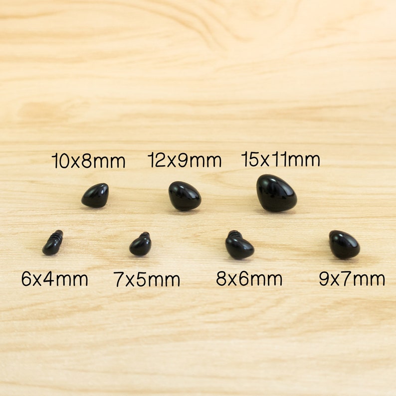 Może przedstawiać: Zestaw czarnych plastikowych oczu bezpieczeństwa dla pluszowych zwierząt w r&oacute;żnych rozmiarach, od 6x4 mm do 15x11 mm.